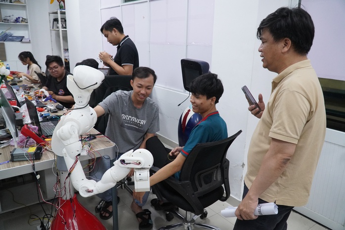 Phòng thí nghiệm mở cho sinh viên nghiên cứu trí tuệ nhân tạo- Ảnh 1. Phòng thí nghiệm mở cho sinh viên nghiên cứu trí tuệ nhân tạo- Ảnh 1.