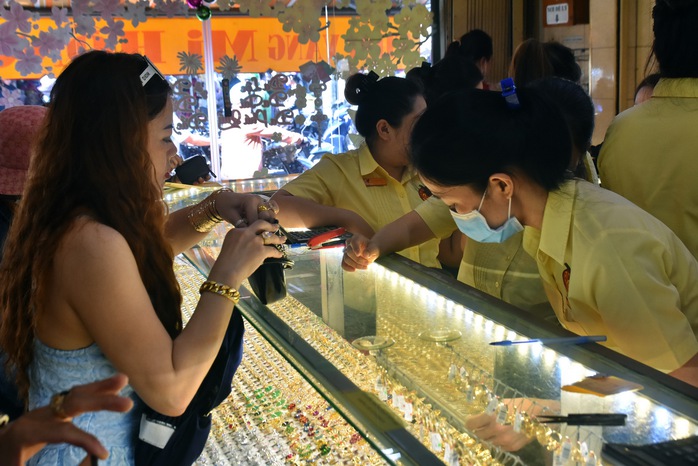 Giá vàng hôm nay, 13-4: Bất ngờ lao xuống- Ảnh 1. Giá vàng hôm nay, 13-4: Bất ngờ lao xuống- Ảnh 1.