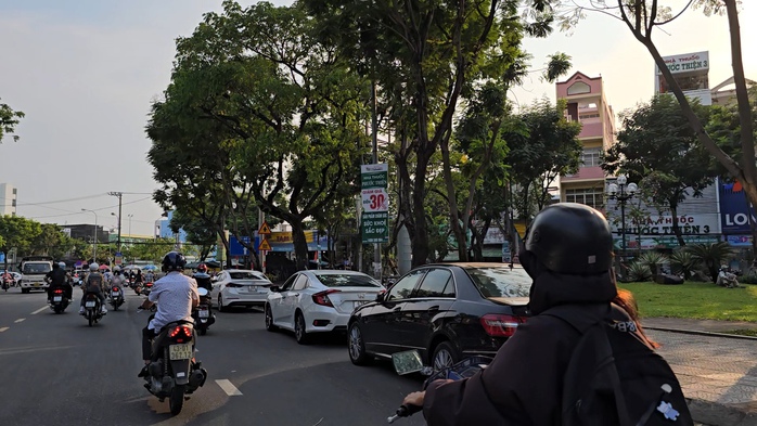 Tràn lan ô tô đậu đỗ bất chấp biển cấm ở trung tâm TP Đà Nẵng- Ảnh 1. Tràn lan ô tô đậu đỗ bất chấp biển cấm ở trung tâm TP Đà Nẵng- Ảnh 1.