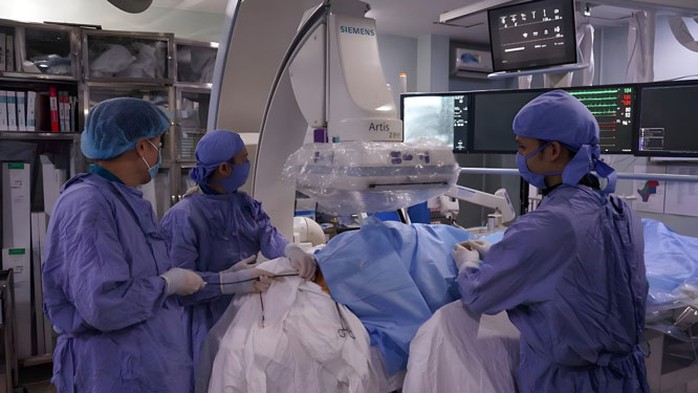 Các bác sĩ can thiệp chữa dị dạng mạch máu bằng cồn Các bác sĩ can thiệp chữa dị dạng mạch máu bằng cồn
