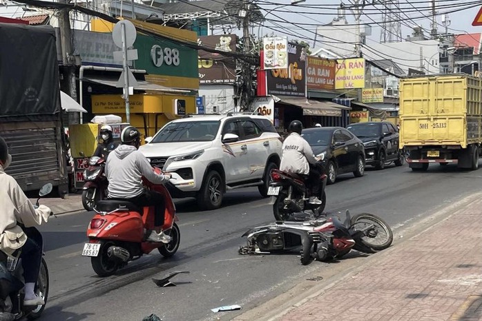 Ô tô tông hàng loạt xe máy ở TP Thủ Đức- Ảnh 1. Ô tô tông hàng loạt xe máy ở TP Thủ Đức- Ảnh 1.