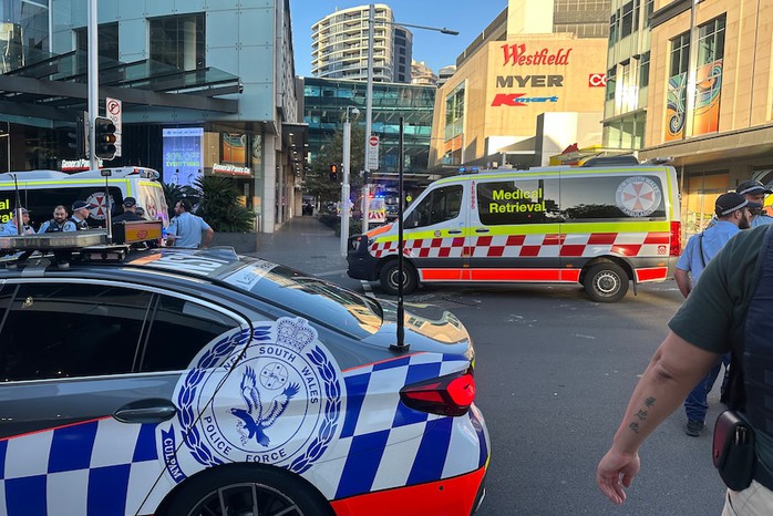 Úc: Đâm chém “điên loạn” tại trung tâm mua sắm ở Sydney- Ảnh 1. Úc: Đâm chém “điên loạn” tại trung tâm mua sắm ở Sydney- Ảnh 1.