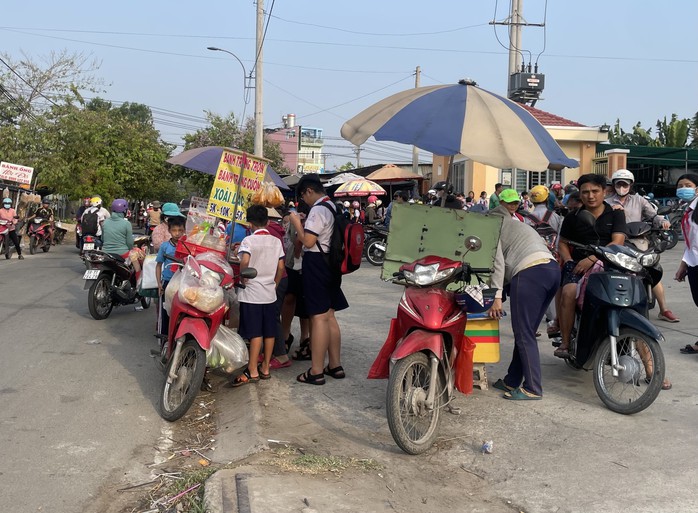 Rất đông trẻ nhỏ mua đồ ăn bày bán trước cổng trường Rất đông trẻ nhỏ mua đồ ăn bày bán trước cổng trường