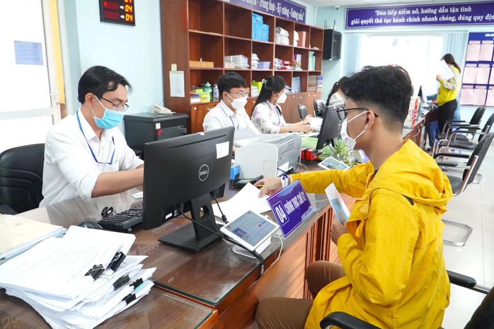 Cán bộ, công chức UBND phường Hiệp Bình Chánh, TP Thủ Đức (TP HCM) giải quyết hồ sơ thủ tục cho người dân.Ảnh: QUỐC ANH
