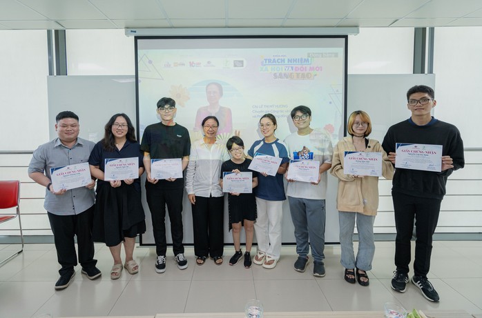 Yến Nhi (đứng giữa) truyền cảm hứng cho nhiều bạn trẻ khác bởi nguồn năng lượng mạnh mẽ, thái độ sống tích cực Yến Nhi (đứng giữa) truyền cảm hứng cho nhiều bạn trẻ khác bởi nguồn năng lượng mạnh mẽ, thái độ sống tích cực
