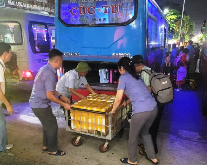 Đường sắt Bắc Nam đoạn qua Đèo Cả vẫn tê liệt- Ảnh 5. Đường sắt Bắc Nam đoạn qua Đèo Cả vẫn tê liệt- Ảnh 5.