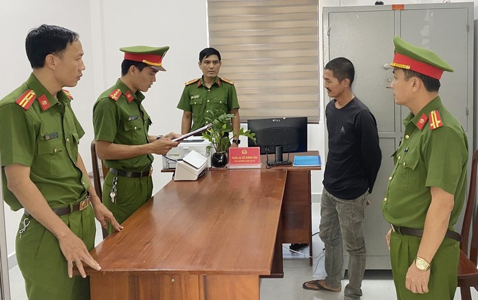 Bắt giữ thanh niên 31 tuổi chém bạn nhậu suýt chết- Ảnh 1. Bắt giữ thanh niên 31 tuổi chém bạn nhậu suýt chết- Ảnh 1.