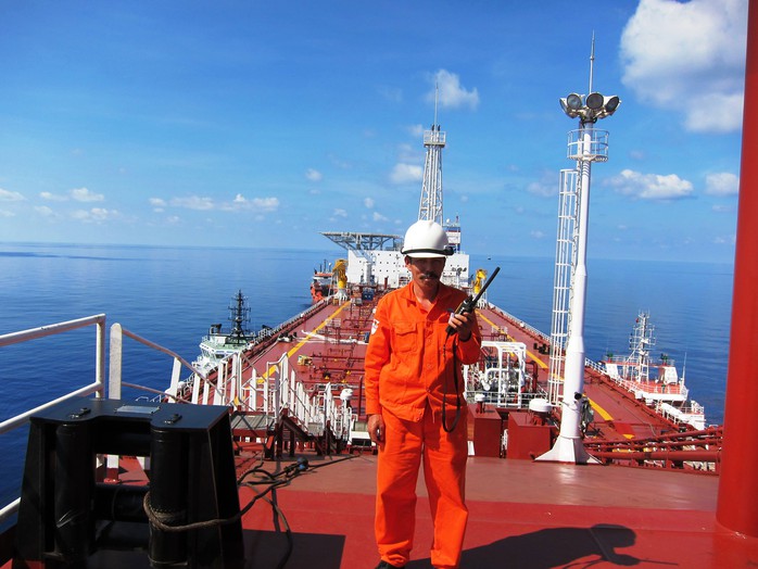 Thuyền trưởng Tô Văn Đức đang chỉ huy sà lan kéo hạ đặt chân đế nhà giàn DK1 (Ảnh nhân vật cung cấp) Thuyền trưởng Tô Văn Đức đang chỉ huy sà lan kéo hạ đặt chân đế nhà giàn DK1 (Ảnh nhân vật cung cấp)
