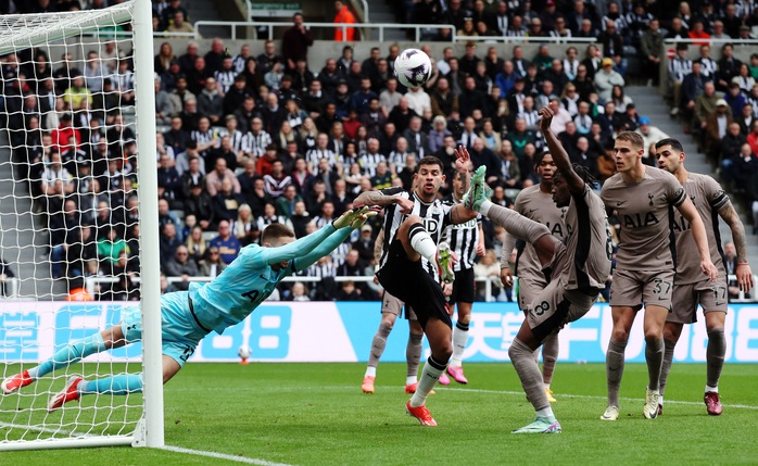 Thủ môn Vicario lăn xả nhưng không cứu nổi thất bại của Tottenham Thủ môn Vicario lăn xả nhưng không cứu nổi thất bại của Tottenham