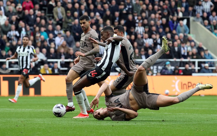 Alexander Isak mở tỉ số 1-0 sau khi cho Van de Ven đo sân Alexander Isak mở tỉ số 1-0 sau khi cho Van de Ven đo sân