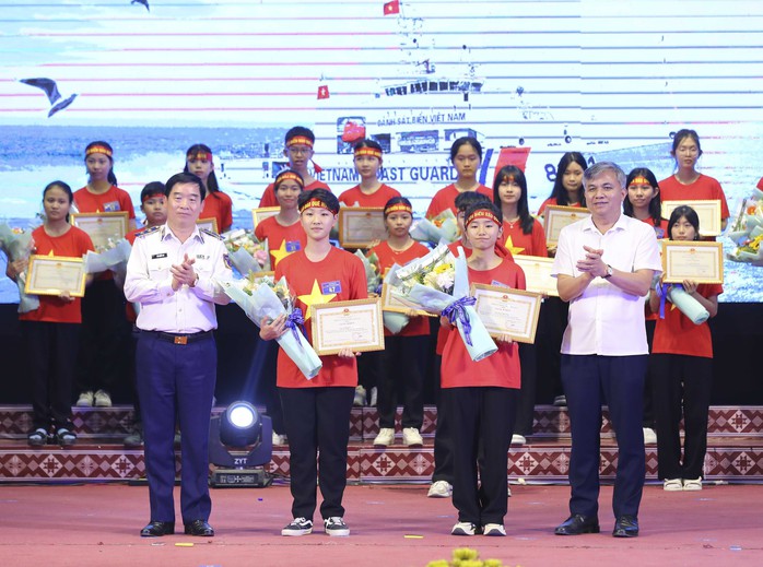 Ban Tổ chức trao giải nhất cho hai học sinh tham gia cuộc thi “Em yêu biển, đảo quê hương” Ảnh: TTXVN Ban Tổ chức trao giải nhất cho hai học sinh tham gia cuộc thi “Em yêu biển, đảo quê hương” Ảnh: TTXVN
