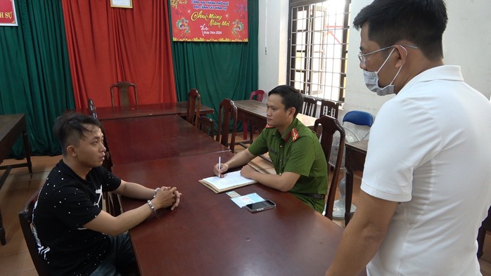 Mang tiền ăn trộm đến ngân hàng gửi tiết kiệm- Ảnh 1. Mang tiền ăn trộm đến ngân hàng gửi tiết kiệm- Ảnh 1.