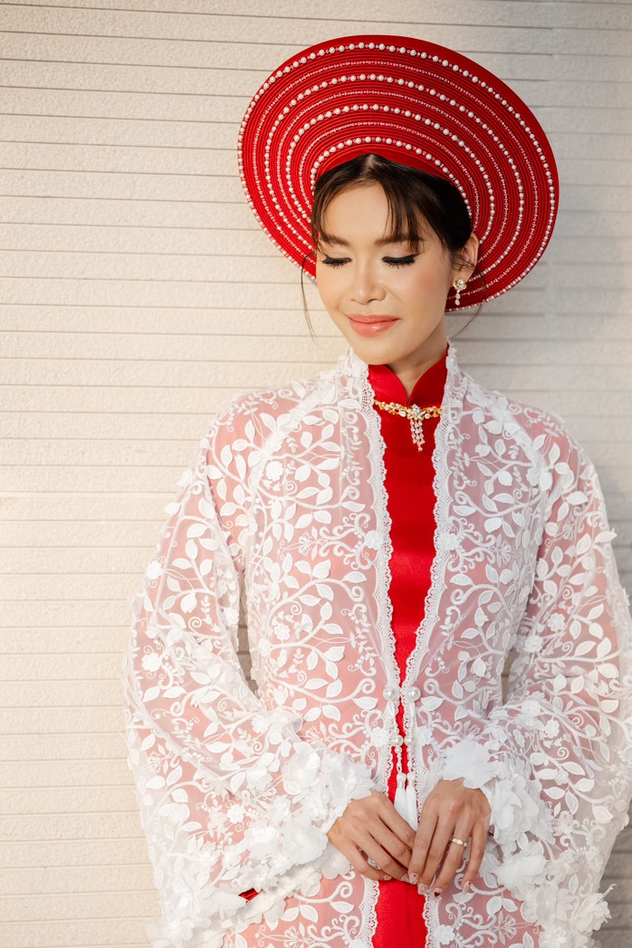 Minh Tú diện lại mẫu áo dài cưới của mẹ, gây xúc động
- Ảnh 4. Minh Tú diện lại mẫu áo dài cưới của mẹ, gây xúc động
- Ảnh 4.