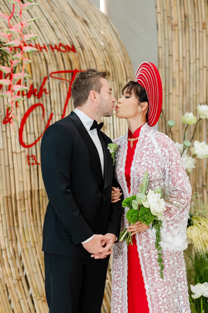 Minh Tú diện lại mẫu áo dài cưới của mẹ, gây xúc động
- Ảnh 1. Minh Tú diện lại mẫu áo dài cưới của mẹ, gây xúc động
- Ảnh 1.