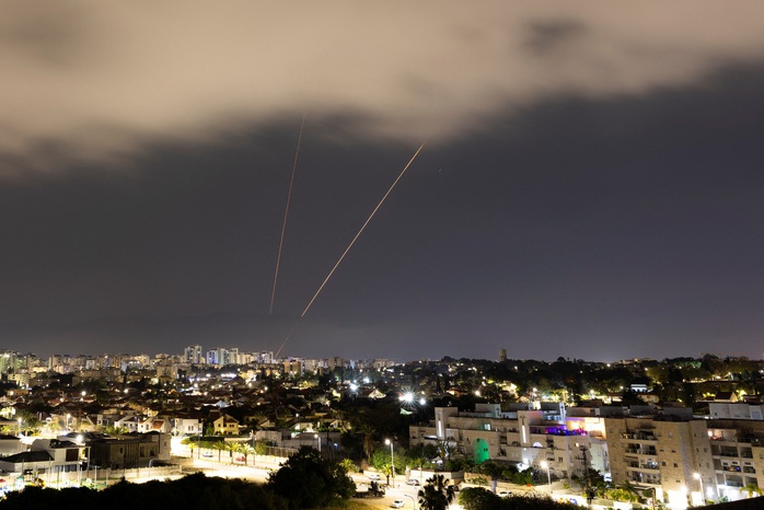Hệ thống phòng không đang hoạt động theo góc nhìn từ TP Ashkelon của Israel hôm 14-4- Ảnh: REUTERS Hệ thống phòng không đang hoạt động theo góc nhìn từ TP Ashkelon của Israel hôm 14-4- Ảnh: REUTERS