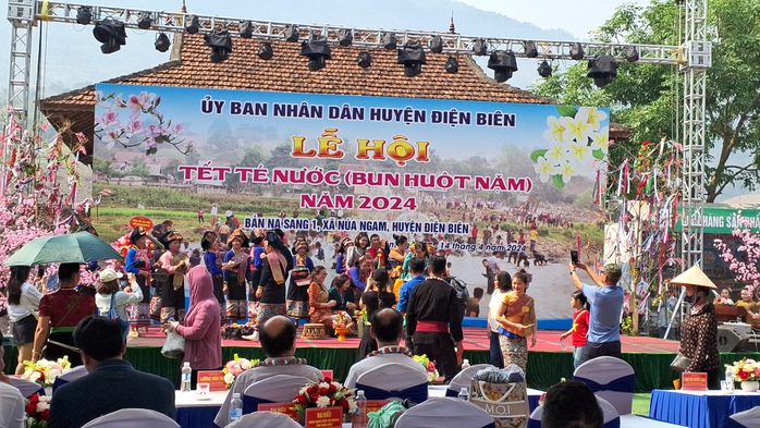 Video: Đặc sắc Tết té nước của dân tộc Lào ở Điện Biên- Ảnh 6. Video: Đặc sắc Tết té nước của dân tộc Lào ở Điện Biên- Ảnh 6.