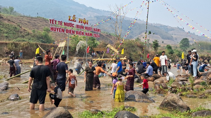 Video: Đặc sắc Tết té nước của dân tộc Lào ở Điện Biên- Ảnh 13. Video: Đặc sắc Tết té nước của dân tộc Lào ở Điện Biên- Ảnh 13.