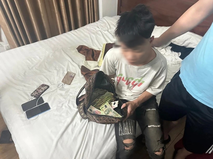 Vào đám ma lấy trộm hòm phúng viếng- Ảnh 1. Vào đám ma lấy trộm hòm phúng viếng- Ảnh 1.