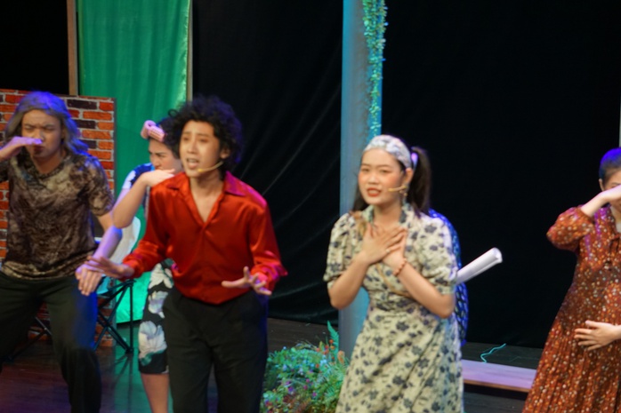NSƯT Vũ Xuân Trang mừng sinh nhật 1 tuổi "Xóm kịch" với vở hài kịch trẻ trung- Ảnh 6. NSƯT Vũ Xuân Trang mừng sinh nhật 1 tuổi "Xóm kịch" với vở hài kịch trẻ trung- Ảnh 6.