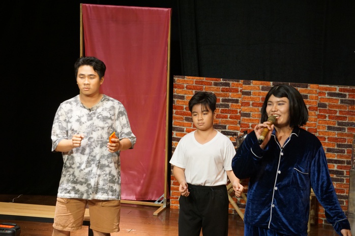 NSƯT Vũ Xuân Trang mừng sinh nhật 1 tuổi "Xóm kịch" với vở hài kịch trẻ trung- Ảnh 2. NSƯT Vũ Xuân Trang mừng sinh nhật 1 tuổi "Xóm kịch" với vở hài kịch trẻ trung- Ảnh 2.
