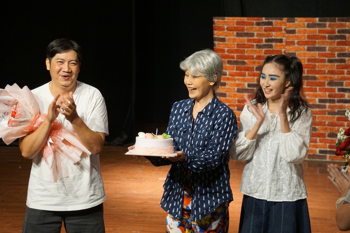 NSƯT Vũ Xuân Trang mừng sinh nhật 1 tuổi "Xóm kịch" với vở hài kịch trẻ trung- Ảnh 1. NSƯT Vũ Xuân Trang mừng sinh nhật 1 tuổi "Xóm kịch" với vở hài kịch trẻ trung- Ảnh 1.
