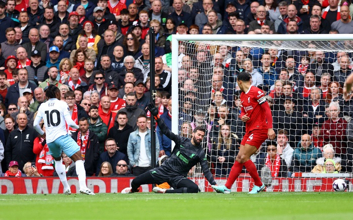 Eberechi Eze ghi bàn cho Crystal Palace ở phút 14 Eberechi Eze ghi bàn cho Crystal Palace ở phút 14