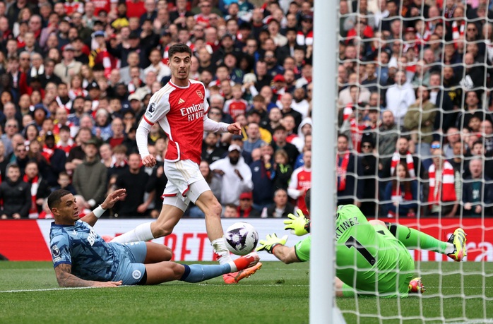 Thủ môn Emiliano Martinez ngăn pha dứt điểm của Kai Havertz Thủ môn Emiliano Martinez ngăn pha dứt điểm của Kai Havertz