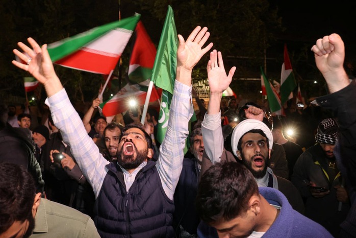 Người dân Iran tụ tập trước đại sứ quán Anh ở Tehran tỏ ra vui mừng sau khi chính quyền Iran công bố tấn công Israel. Ảnh: Reuters Người dân Iran tụ tập trước đại sứ quán Anh ở Tehran tỏ ra vui mừng sau khi chính quyền Iran công bố tấn công Israel. Ảnh: Reuters