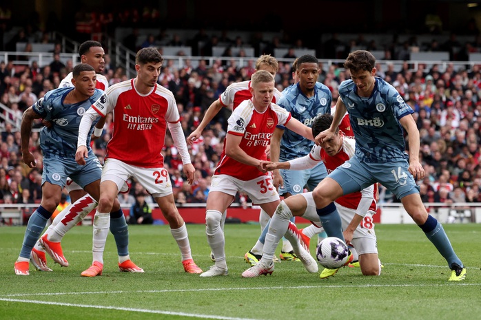 Hàng thủ Arsenal vất vả phòng ngự từ cuối hiệp 1 Hàng thủ Arsenal vất vả phòng ngự từ cuối hiệp 1