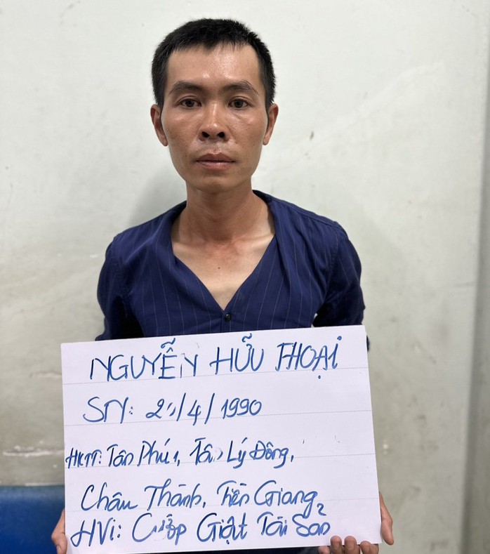 CLIP: Vây bắt kẻ cướp tại tiệm vàng ở Long An- Ảnh 1. CLIP: Vây bắt kẻ cướp tại tiệm vàng ở Long An- Ảnh 1.