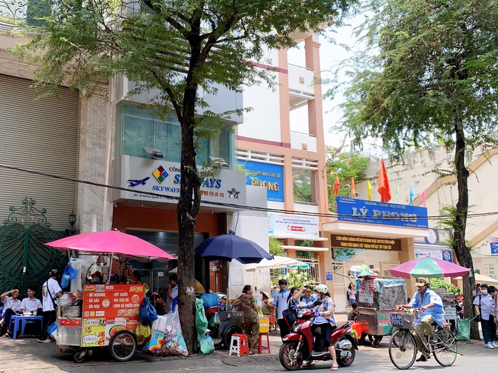 Hàng loạt xe hàng rong trước cổng Trường THCS Lý Phong (quận 5, TP HCM) Hàng loạt xe hàng rong trước cổng Trường THCS Lý Phong (quận 5, TP HCM)