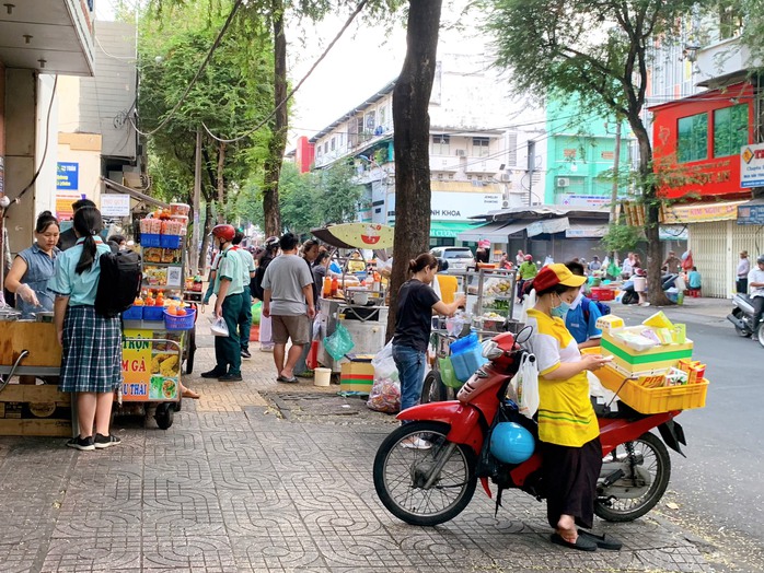 Trên vỉa hè trước cổng Trường THCS Lý Phong (quận 5, TP HCM) nhìn đâu cũng thấy những xe hàng rong buôn bán Ảnh: ÁI MY Trên vỉa hè trước cổng Trường THCS Lý Phong (quận 5, TP HCM) nhìn đâu cũng thấy những xe hàng rong buôn bán Ảnh: ÁI MY