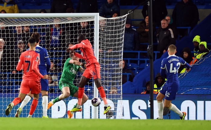 Alfie Gilchrist ấn định chiến thắng 6-0