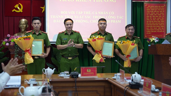 Công an TP HCM khen thưởng 4 tập thể, 2 cá nhân tham gia khám phá 2 vụ án- Ảnh 2. Công an TP HCM khen thưởng 4 tập thể, 2 cá nhân tham gia khám phá 2 vụ án- Ảnh 2.