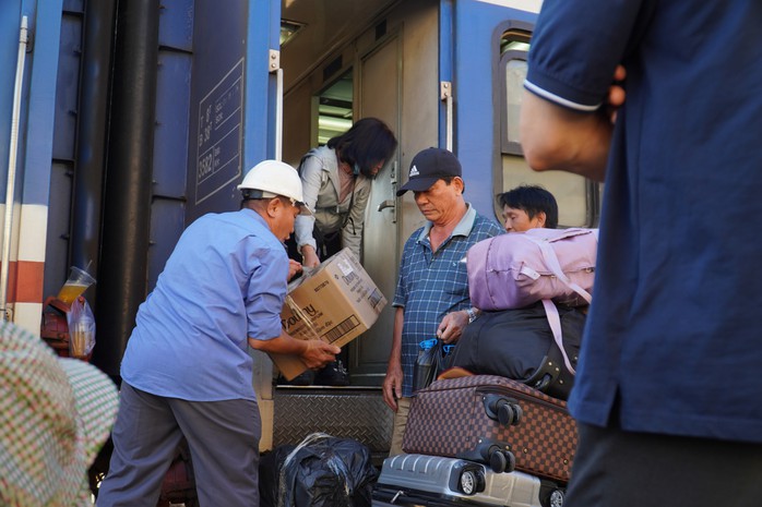 Vụ sập hầm đường sắt ở Đèo Cả: Dừng nhận hàng Sài Gòn, Hà Nội- Ảnh 1. Vụ sập hầm đường sắt ở Đèo Cả: Dừng nhận hàng Sài Gòn, Hà Nội- Ảnh 1.