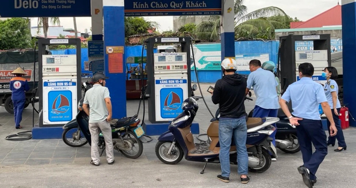 Gần 100 cửa hàng, cột bơm xăng dầu bị thu hồi giấy phép vẫn hoạt động- Ảnh 1.