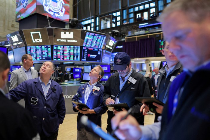 Các nhà giao dịch tại Sở giao dịch chứng khoán New York - Mỹ. Ảnh: Reuters Các nhà giao dịch tại Sở giao dịch chứng khoán New York - Mỹ. Ảnh: Reuters