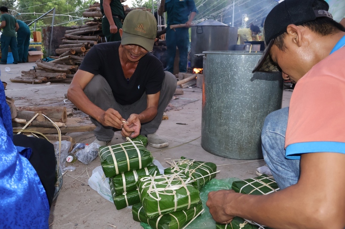 Rộn ràng tranh tài gói - nấu bánh chưng dâng cúng Quốc Tổ Hùng Vương- Ảnh 2. Rộn ràng tranh tài gói - nấu bánh chưng dâng cúng Quốc Tổ Hùng Vương- Ảnh 2.