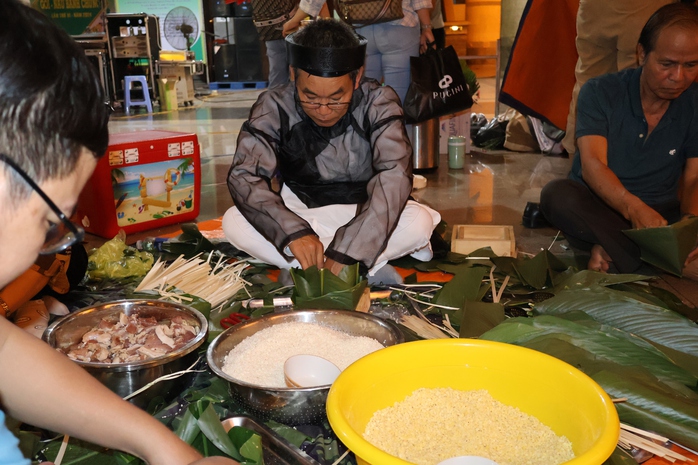 Rộn ràng tranh tài gói - nấu bánh chưng dâng cúng Quốc Tổ Hùng Vương- Ảnh 3. Rộn ràng tranh tài gói - nấu bánh chưng dâng cúng Quốc Tổ Hùng Vương- Ảnh 3.