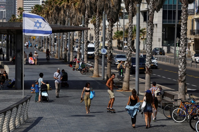 Người dân Israel đi lại trên đường phố Tel Aviv ngày 14-4, sau cuộc tấn công của Iran. Ảnh: Reuters Người dân Israel đi lại trên đường phố Tel Aviv ngày 14-4, sau cuộc tấn công của Iran. Ảnh: Reuters