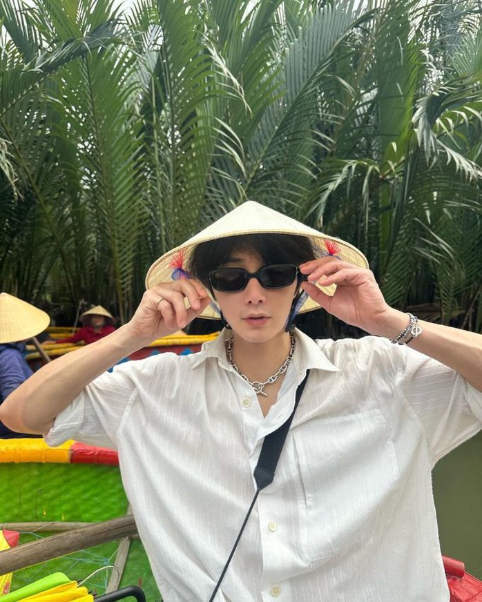 Loạt mỹ nam, mỹ nữ Hoa - Hàn du lịch Việt- Ảnh 6. Loạt mỹ nam, mỹ nữ Hoa - Hàn du lịch Việt- Ảnh 6.