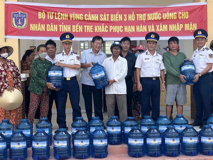 Cảnh sát biển hỗ trợ nước tinh khiết cho người dân vùng hạn, mặn- Ảnh 1. Cảnh sát biển hỗ trợ nước tinh khiết cho người dân vùng hạn, mặn- Ảnh 1.