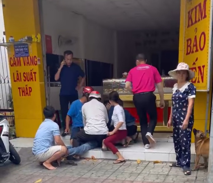 Khen thưởng 5 người vây bắt kẻ cướp tại tiệm vàng- Ảnh 3. Khen thưởng 5 người vây bắt kẻ cướp tại tiệm vàng- Ảnh 3.