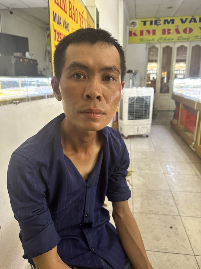 Khen thưởng 5 người vây bắt kẻ cướp tại tiệm vàng- Ảnh 4. Khen thưởng 5 người vây bắt kẻ cướp tại tiệm vàng- Ảnh 4.