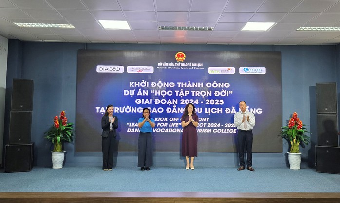 Gần 900 sinh viên ngành du lịch thụ hưởng chương trình “Học tập trọn đời”- Ảnh 1. Gần 900 sinh viên ngành du lịch thụ hưởng chương trình “Học tập trọn đời”- Ảnh 1.