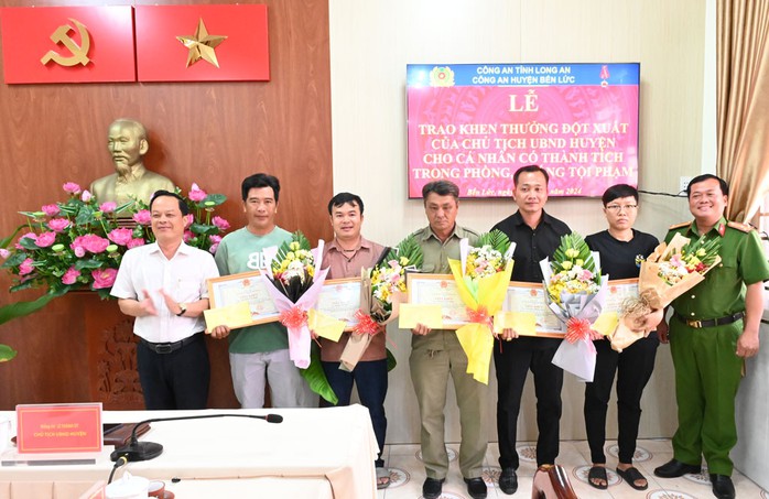 Khen thưởng 5 người vây bắt kẻ cướp tại tiệm vàng- Ảnh 1. Khen thưởng 5 người vây bắt kẻ cướp tại tiệm vàng- Ảnh 1.