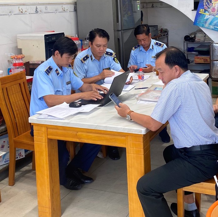 Phát hiện vi phạm tại nhiều tiệm vàng ở miền Tây- Ảnh 3. Phát hiện vi phạm tại nhiều tiệm vàng ở miền Tây- Ảnh 3.