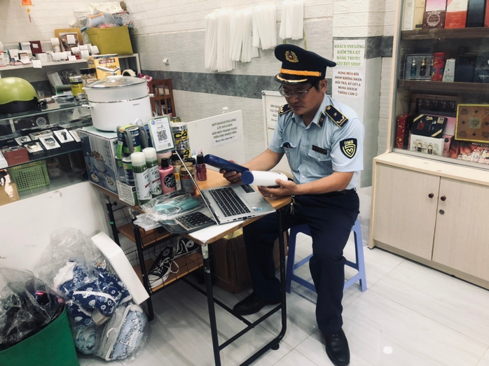 Phát hiện vi phạm tại nhiều tiệm vàng ở miền Tây- Ảnh 1. Phát hiện vi phạm tại nhiều tiệm vàng ở miền Tây- Ảnh 1.