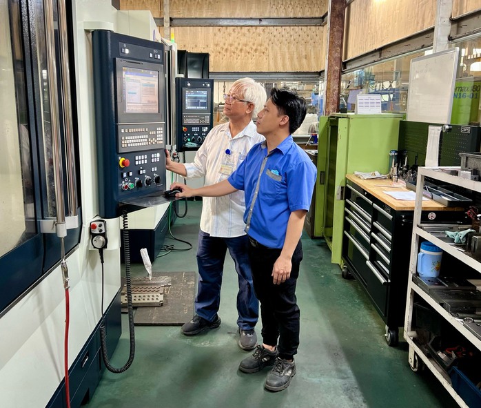 NÂNG BƯỚC NGƯỜI LAO ĐỘNG: Người thợ cả tận tâm- Ảnh 1. NÂNG BƯỚC NGƯỜI LAO ĐỘNG: Người thợ cả tận tâm- Ảnh 1.