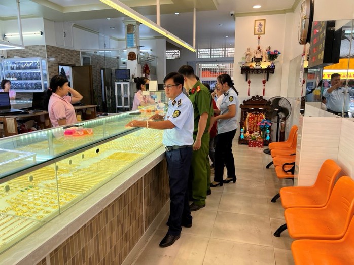Phát hiện vi phạm tại nhiều tiệm vàng ở miền Tây- Ảnh 8. Phát hiện vi phạm tại nhiều tiệm vàng ở miền Tây- Ảnh 8.